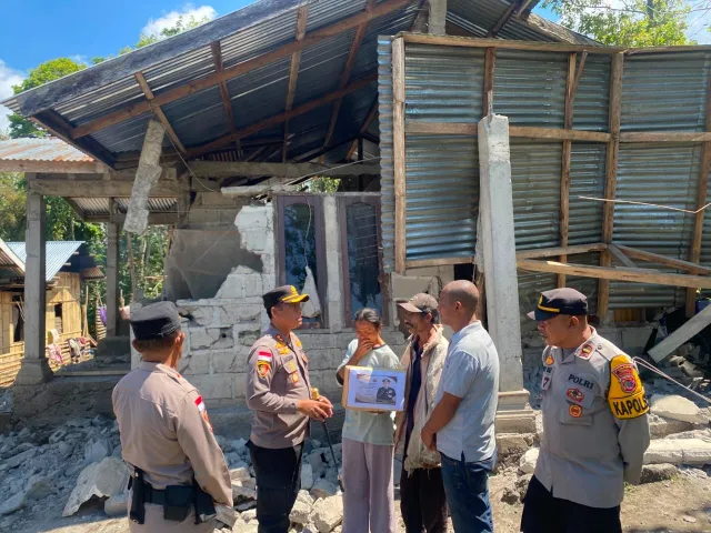 Kapolda NTT Salurkan Bantuan Untuk Korban Gempa di Ngada, Polri Hadir Ringankan Beban Warga