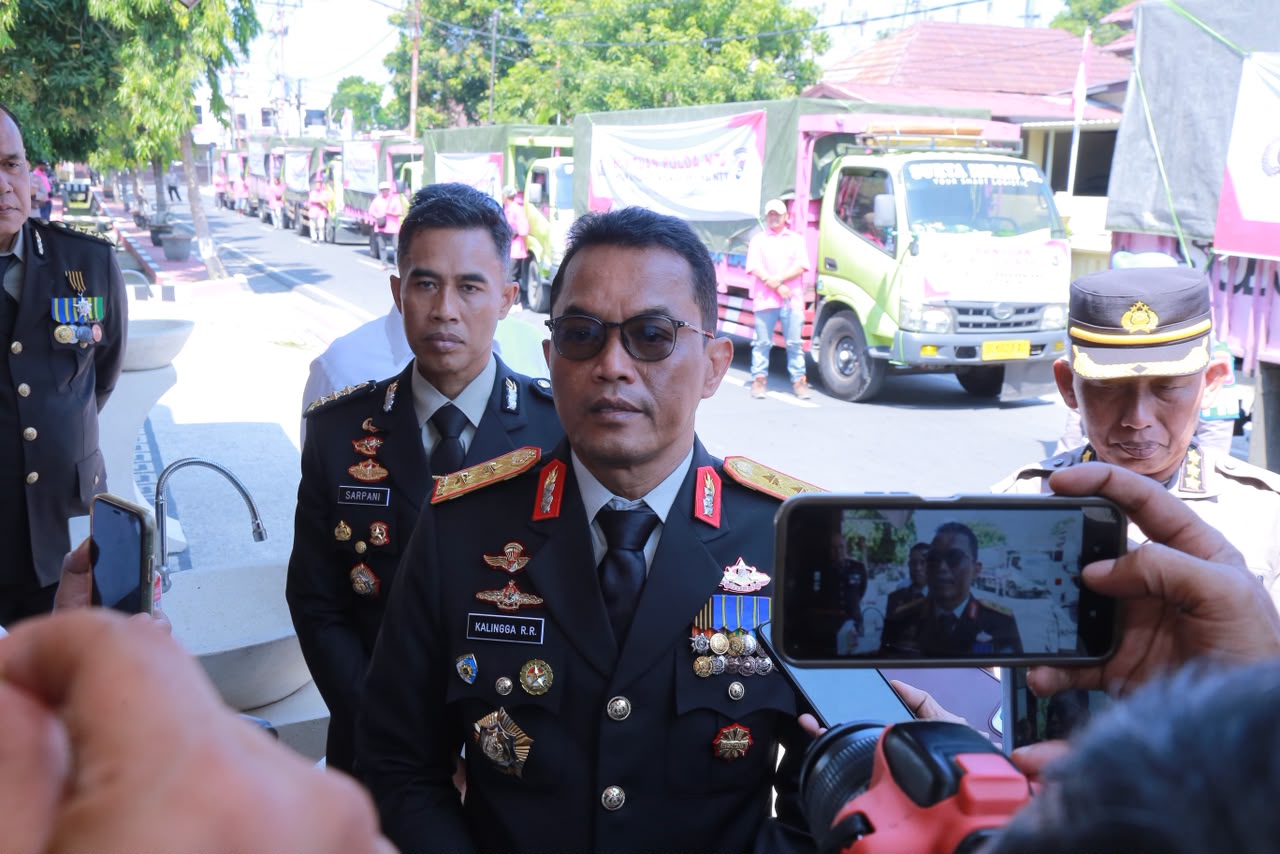 Usai Upacara HUT RI Ke-81, Kapolda NTB Lepas 8 Truk Bantuan untuk Korban Gempa NTT